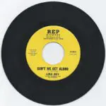 A yellow and black record with the words " can 't we get along ".